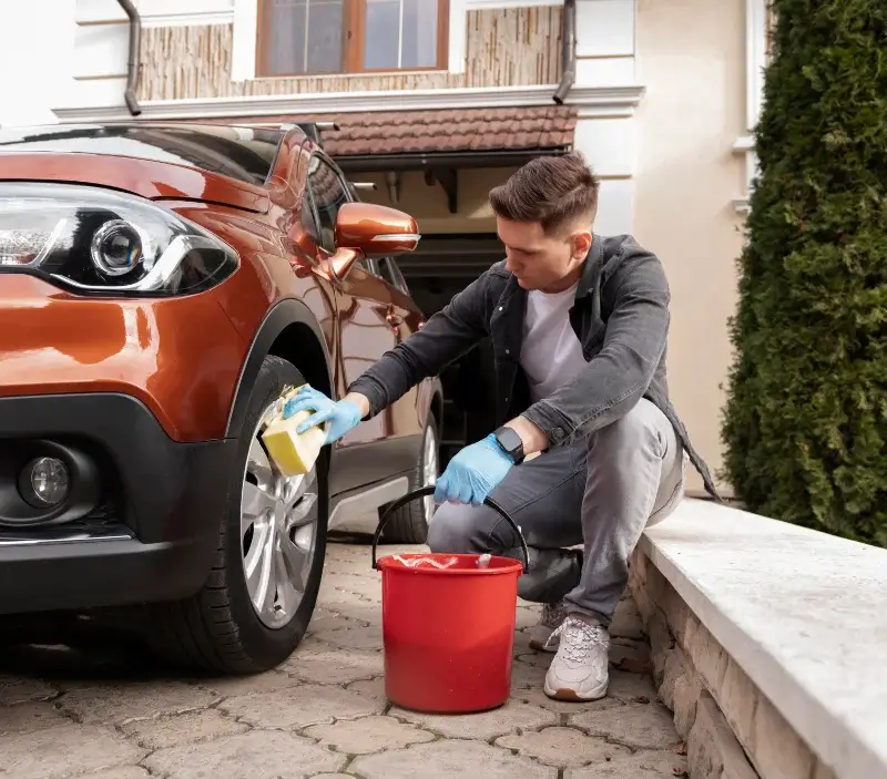 Lavage auto à domicile Deneuille-les-Mines : professionnel intervenant sur un véhicule